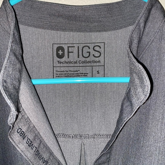 FIGS Rafaela Scrub Top - Picture 2 of 3